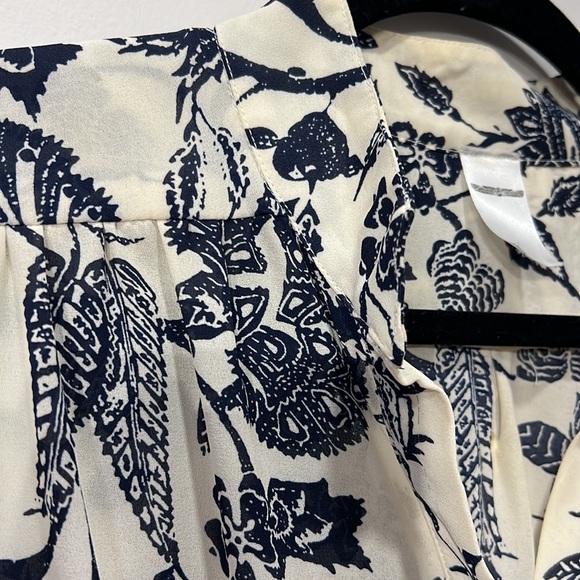 Navy & cream floral blouse - Women’s Medium - EUC - Picture 4 of 12